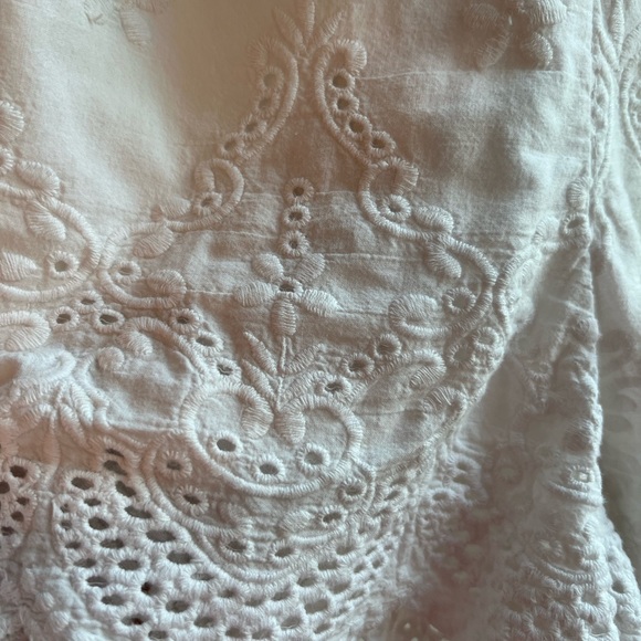 White Short🤍🌼 - Picture 4 of 4